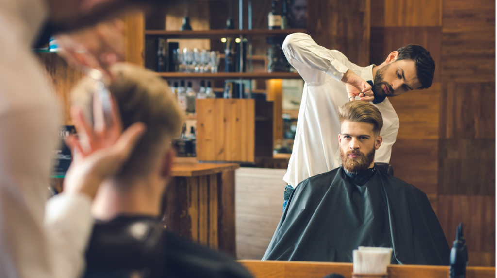 Barbeiro atendendo cliente