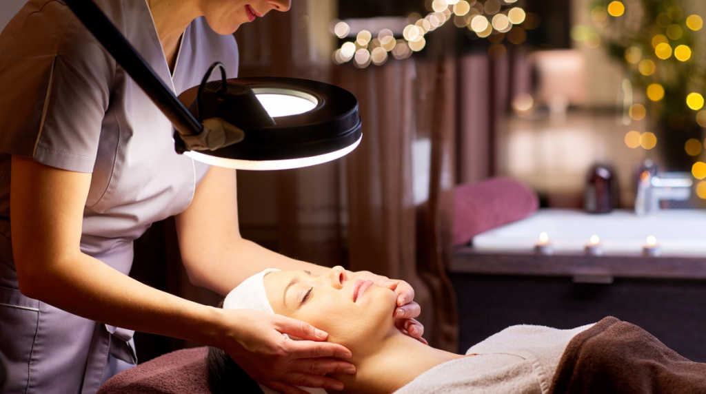 O Esteticista Da Jovem Mulher Está Fazendo O Procedimento De Limpeza Foto de Stock Imagem de